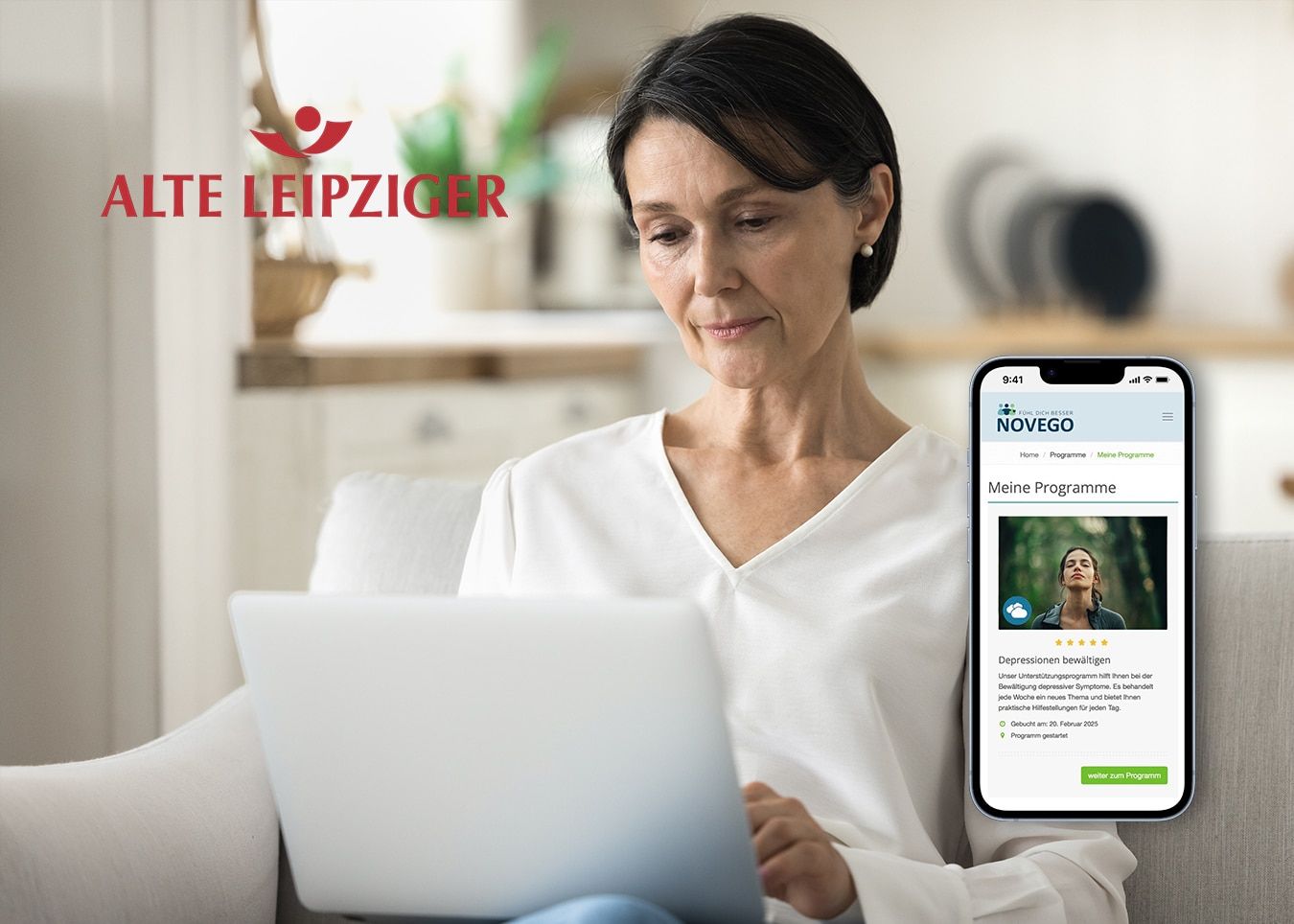 Frau arbeitet auf dem Sofa am Laptop; es sind ein Smartphone mit geöffnetem Novego-Programm und das Logo der Halleschen zu sehen.