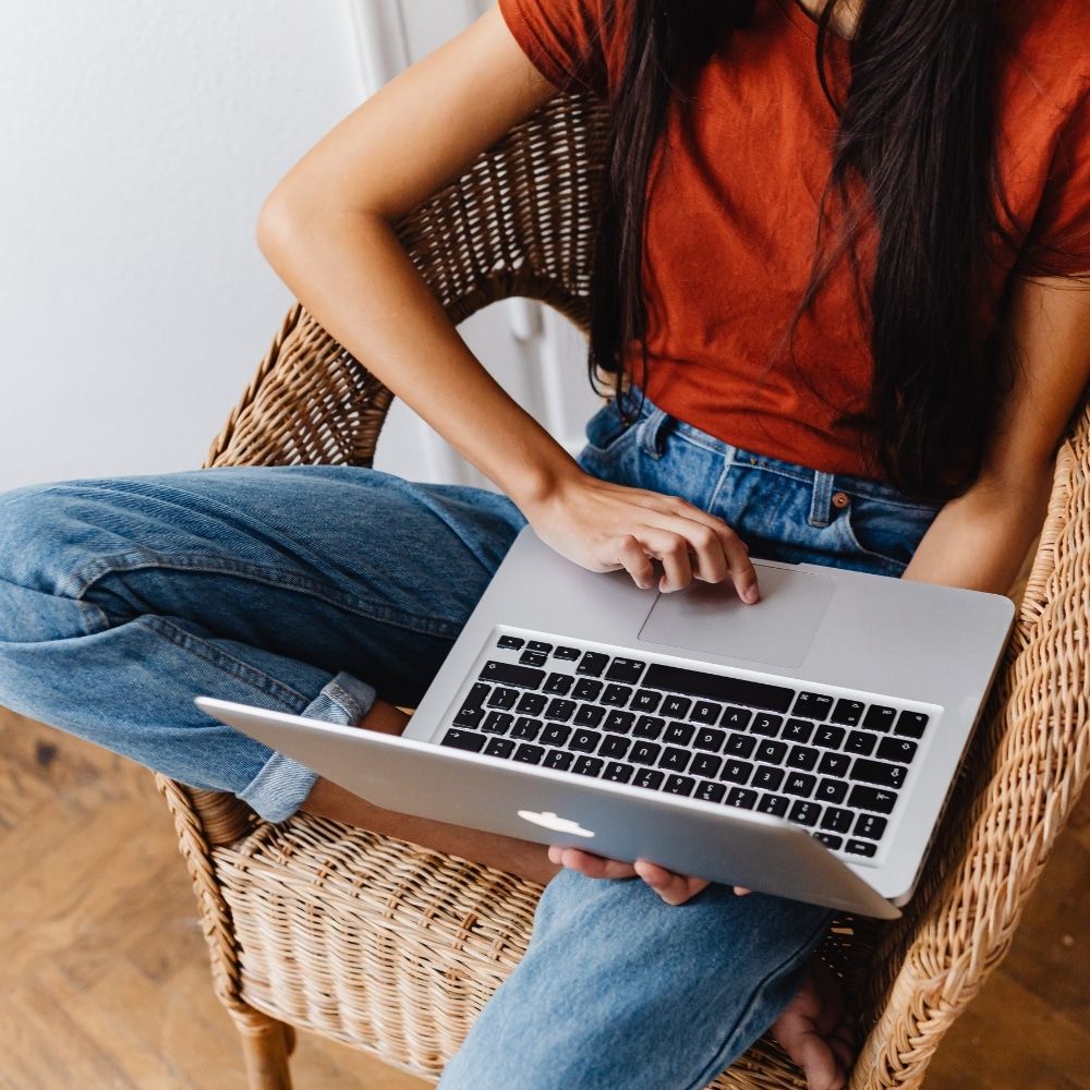 Frau füllt am Laptop den Novego Online-Selbsttest aus.