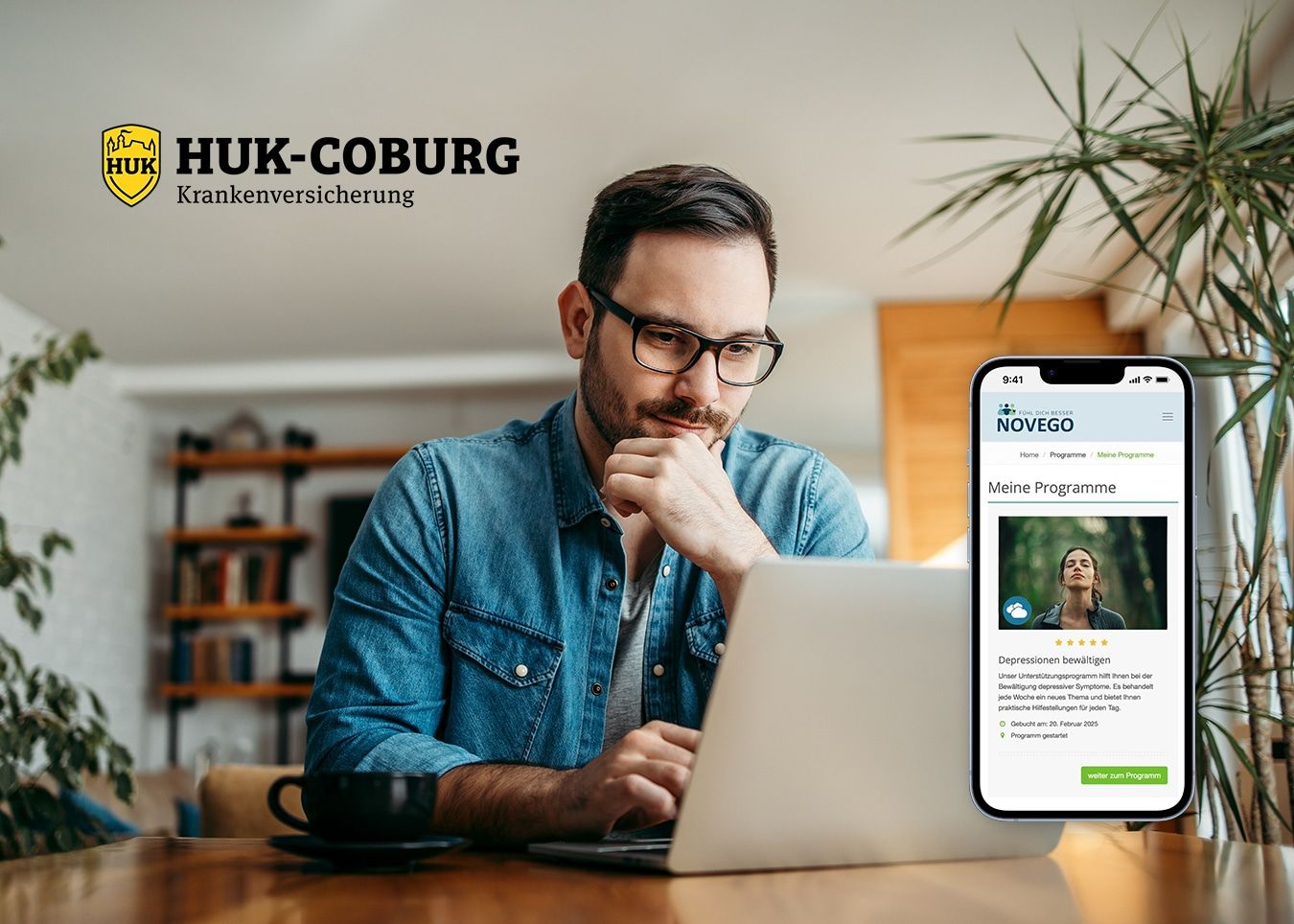 Ein Mann arbeitet am Laptop; es sind ein Smartphone mit Novego-Programm und das Logo der HUK-COBURG zu sehen.