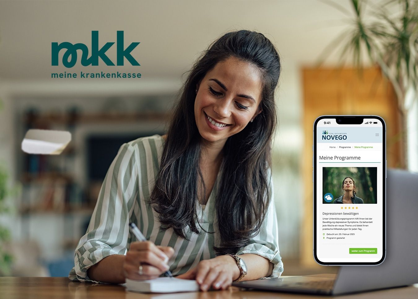 Junge Frau arbeitet am Laptop, daneben Smartphone mit geöffneter Novego-Plattform und Logo der BKK Pfalz.