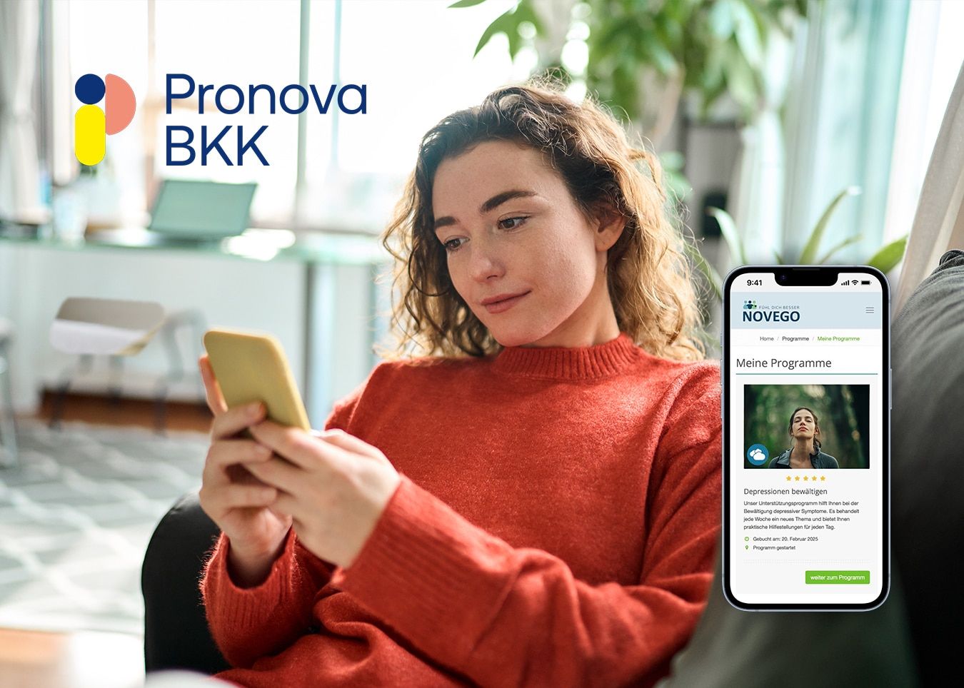 Junge Frau mit Smartphone auf dem Sofa, daneben Smartphone mit geöffneter Novego-Plattform und das Logo der BKK Pfalz.