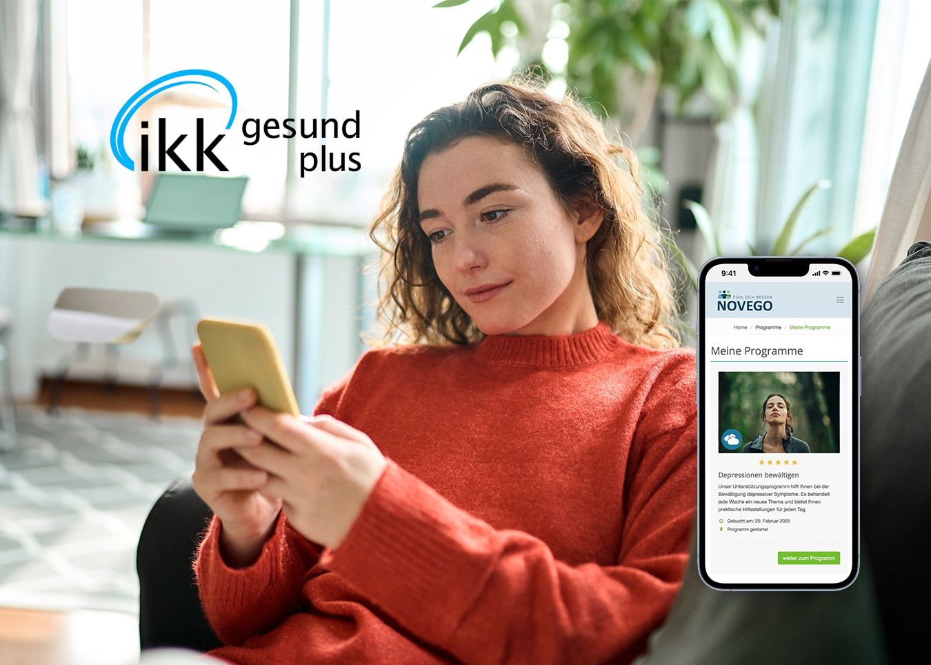 Junge Frau sitzt mit Smartphone auf dem Sofa, daneben Smartphone mit geöffneter Novego-Plattform und Logo der BKK Pfalz.
