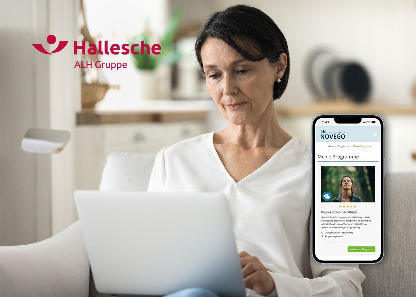 Frau arbeitet auf dem Sofa am Laptop; es sind ein Smartphone mit geöffnetem Novego-Programm und das Logo der Halleschen zu sehen.
