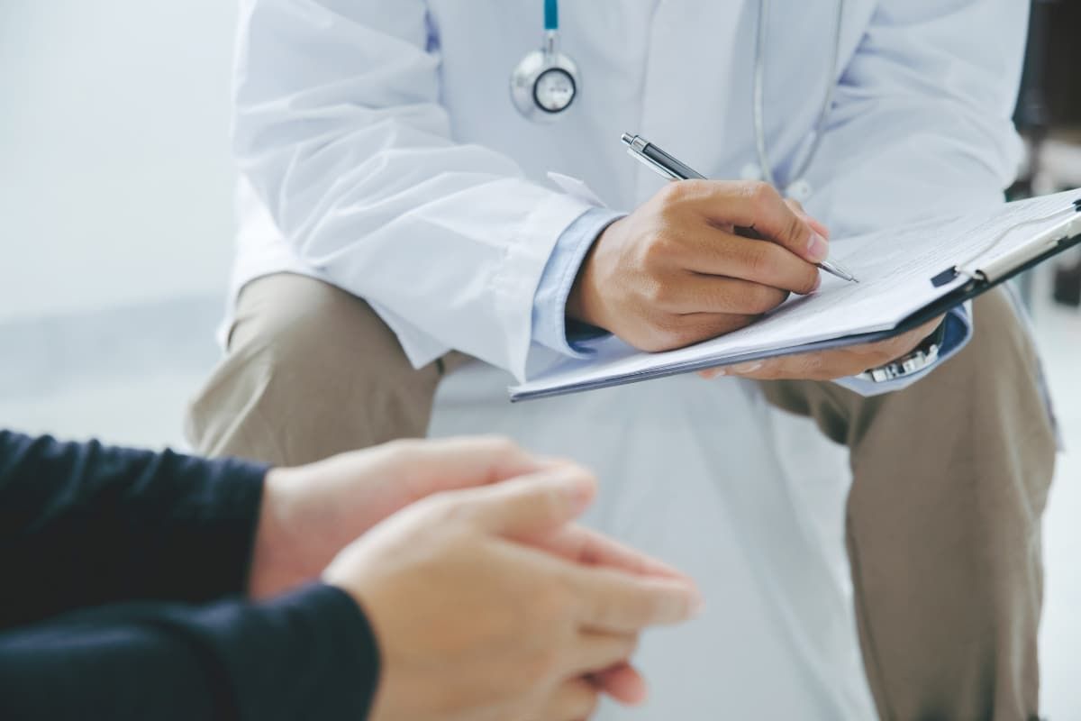 Eine Illustration zeigt einen Arzt mit Stethoskop und das Novego Infoblatt als PDF.