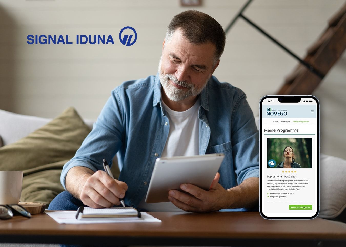 Mann arbeitet auf dem Sofa am Laptop. Es sind ein Smartphone mit geöffneter Novego-Plattform und das Logo der SIGNAL IDUNA zu sehen.