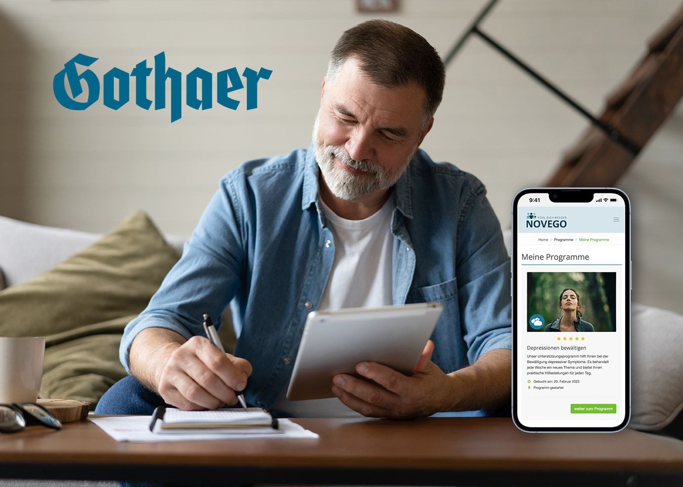 Mann sitzt mit Tablet auf dem Sofa, daneben Smartphone mit geöffneter Novego-Plattform und das Logo der Gothaer.
