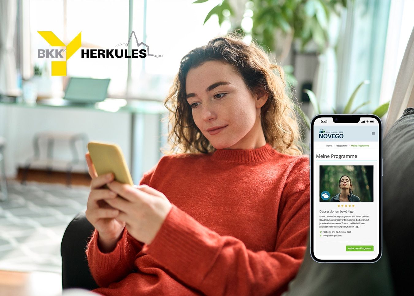 Frau sitzt mit Smartphone auf dem Sofa; es sind ein Smartphone mit Novego-Programm und das Logo der BKK Herkules zu sehen.