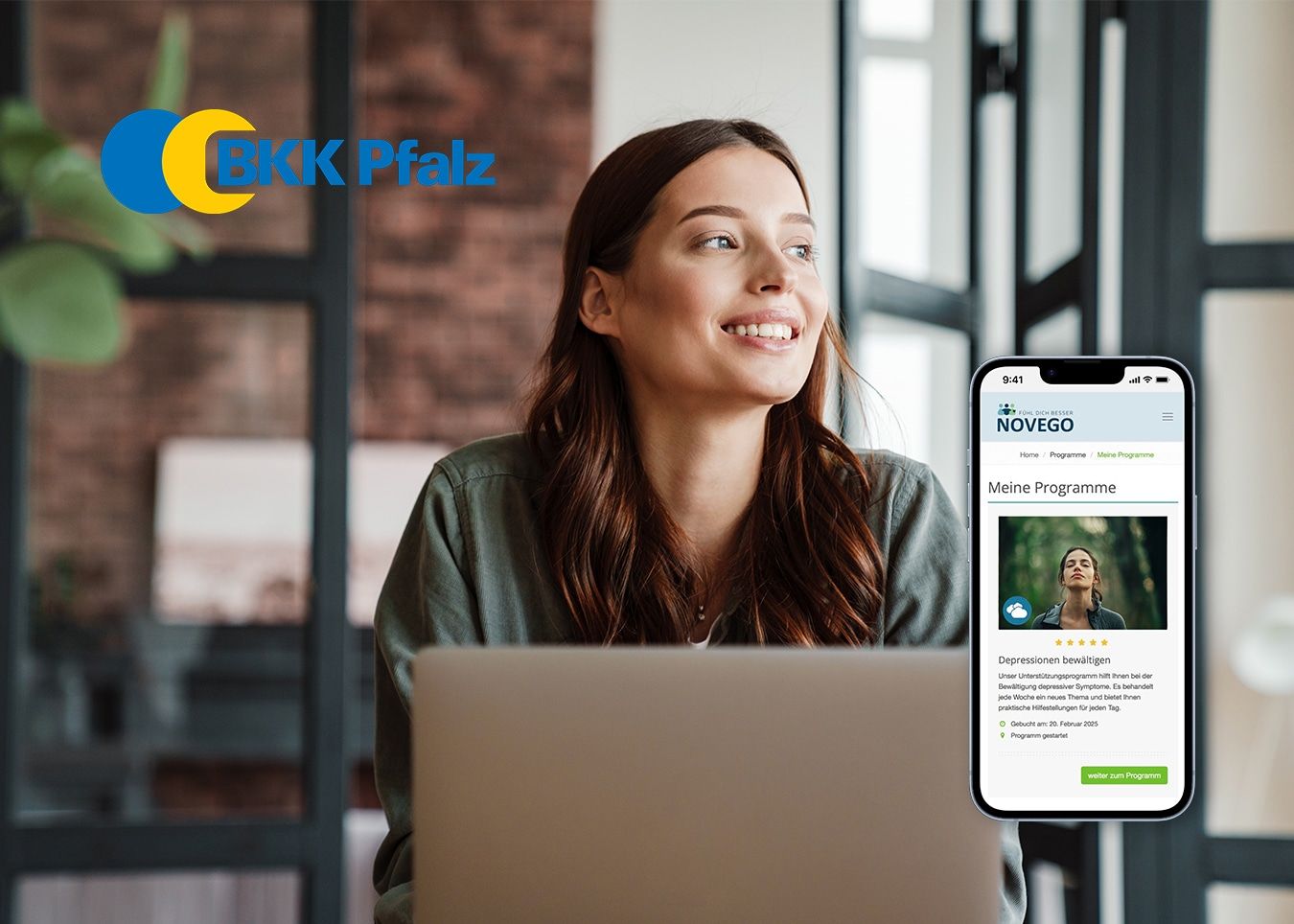 Junge Frau sitzt lächelnd vor einem Laptop; es sind ein Smartphone mit geöffneter Novego-Plattform und das Logo der BKK Pfalz zu sehen.