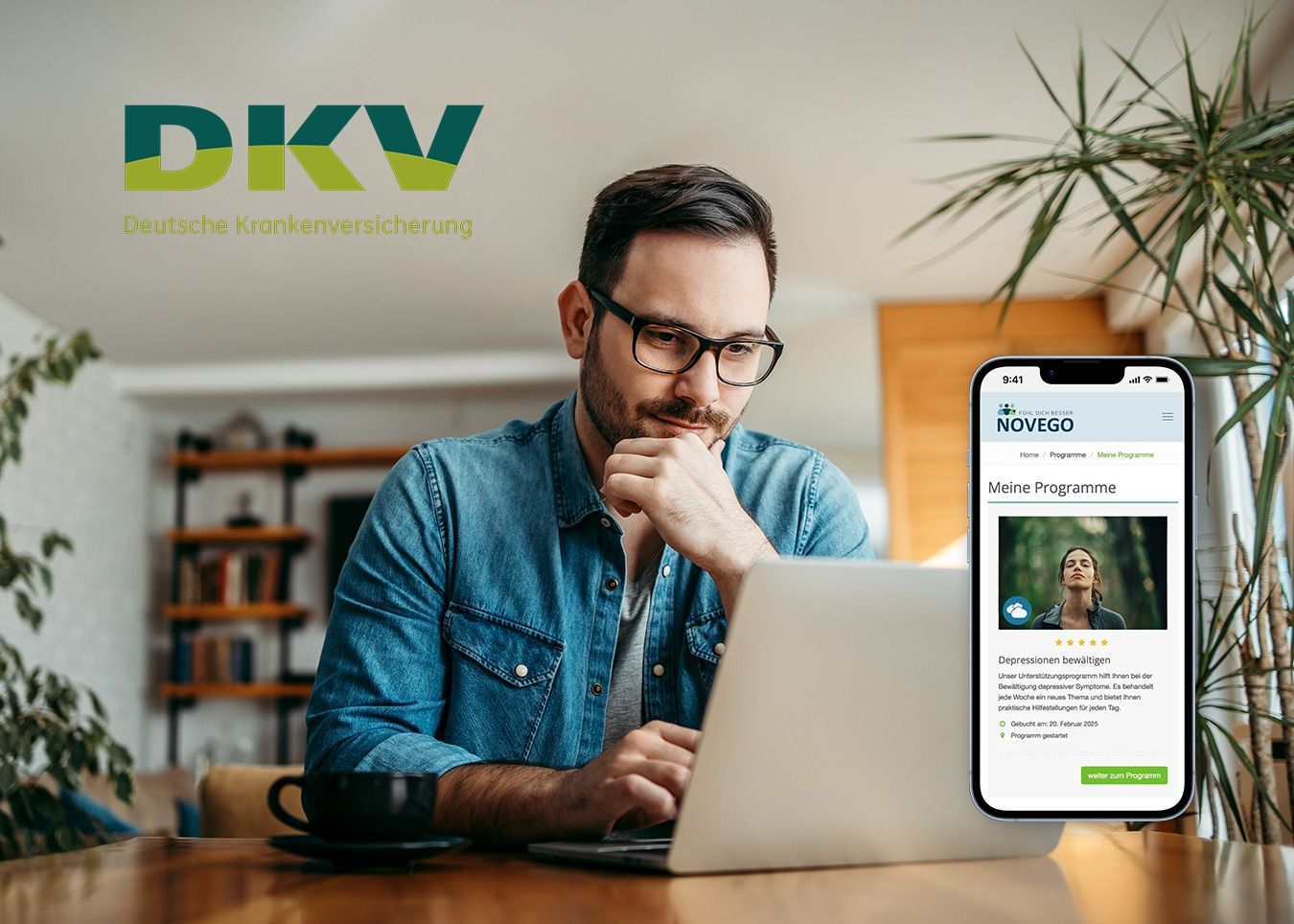 Mann sitzt konzentriert am Laptop, daneben Smartphone mit geöffneter Novego-Plattform. Oben links das Logo der DKV Deutsche Krankenversicherung.