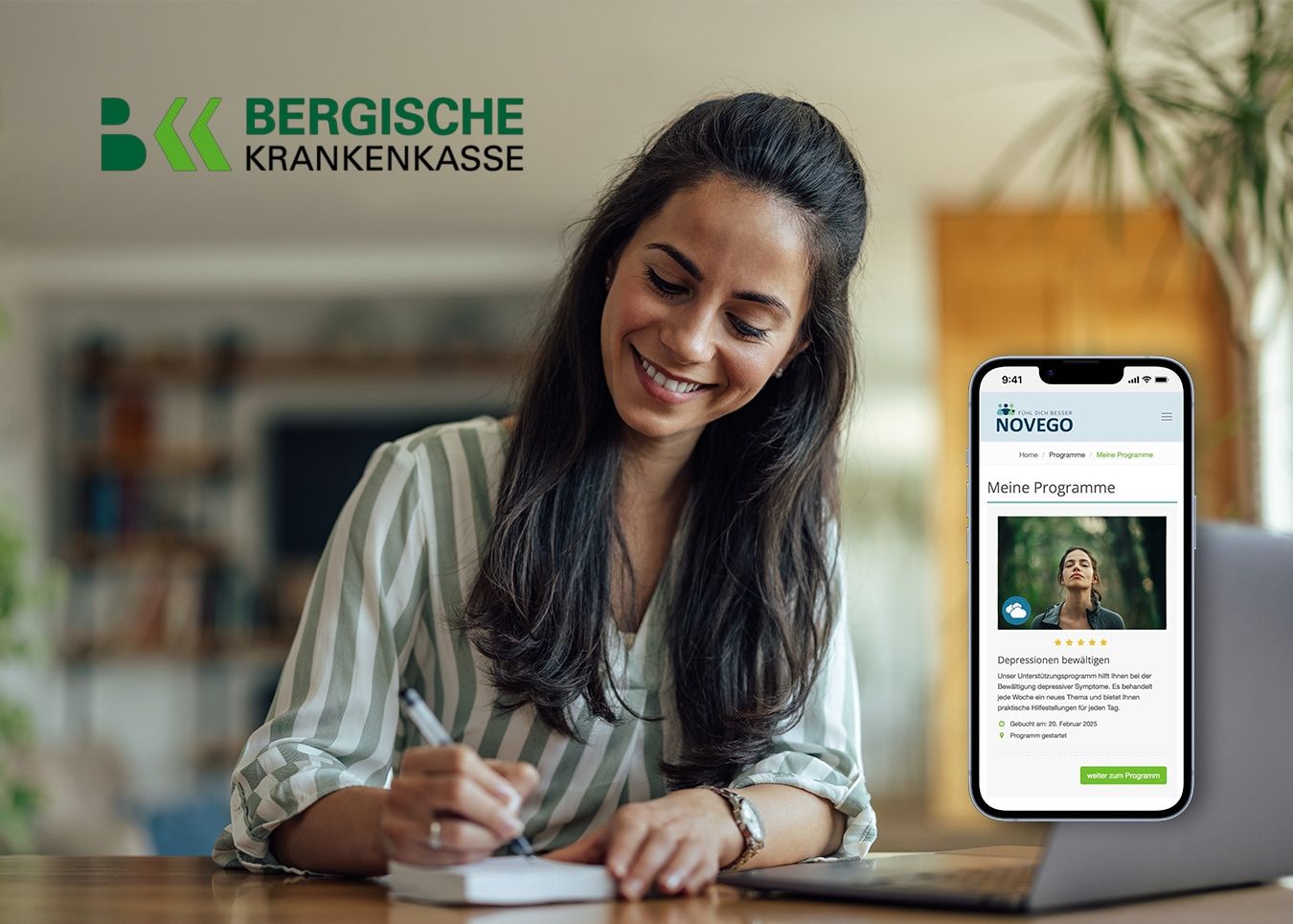 Ein Frau arbeitet am Laptop; es sind ein Smartphone mit Novego-Programm und das Logo der BERGISCHEN KRANKENKASSE zu sehen.