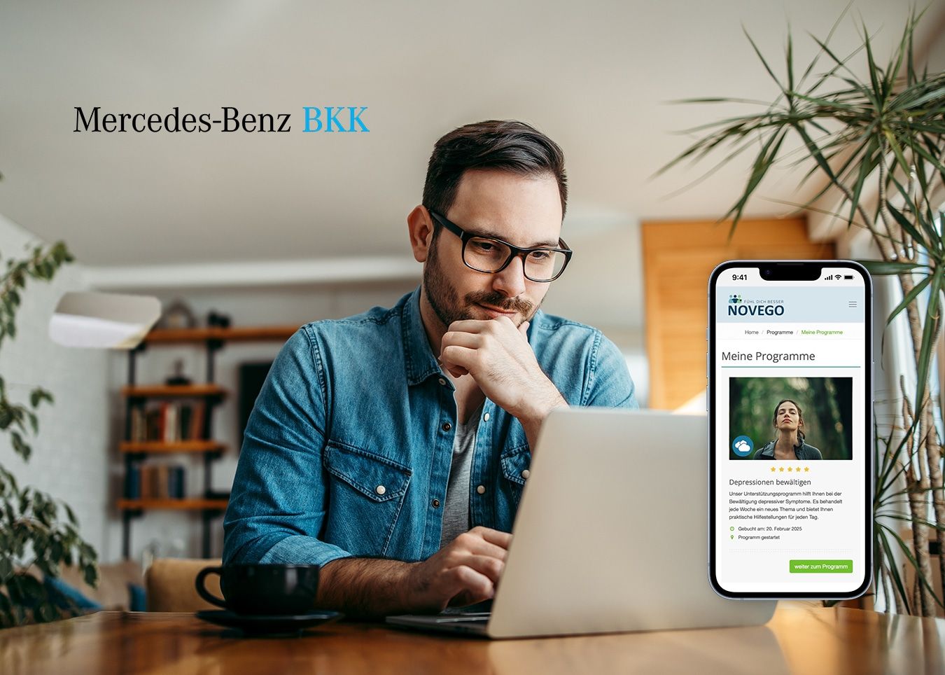Mann arbeitet konzentriert am Laptop, daneben Smartphone mit geöffneter Novego-Plattform und Logo der Mercedes-Benz BKK.