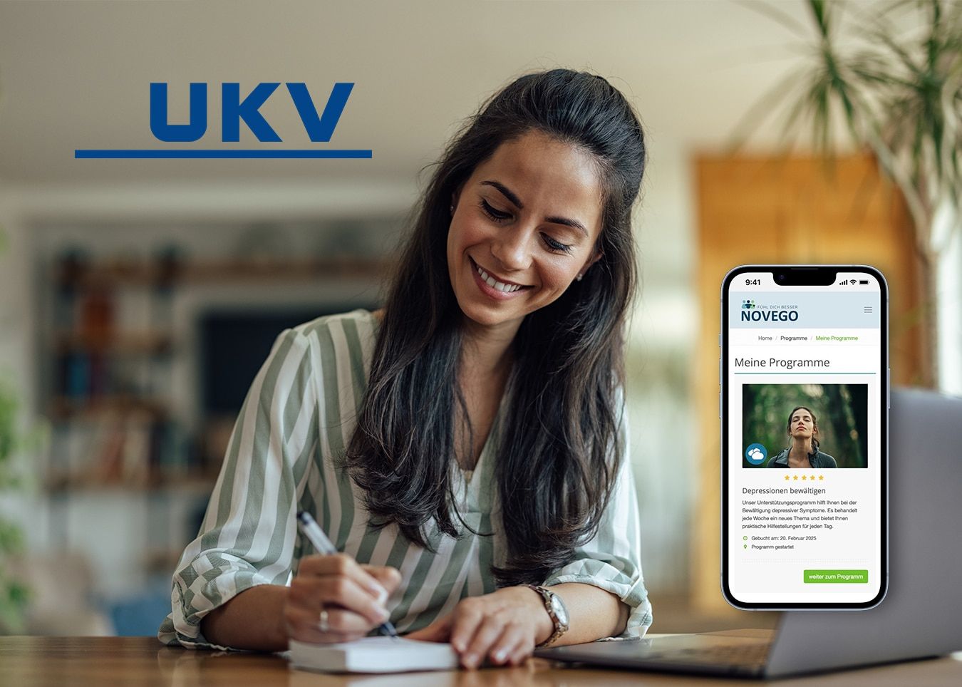 Frau arbeitet am Laptop; es sind ein Smartphone mit geöffneter Novego-Plattform und das Logo der UKV zu sehen.